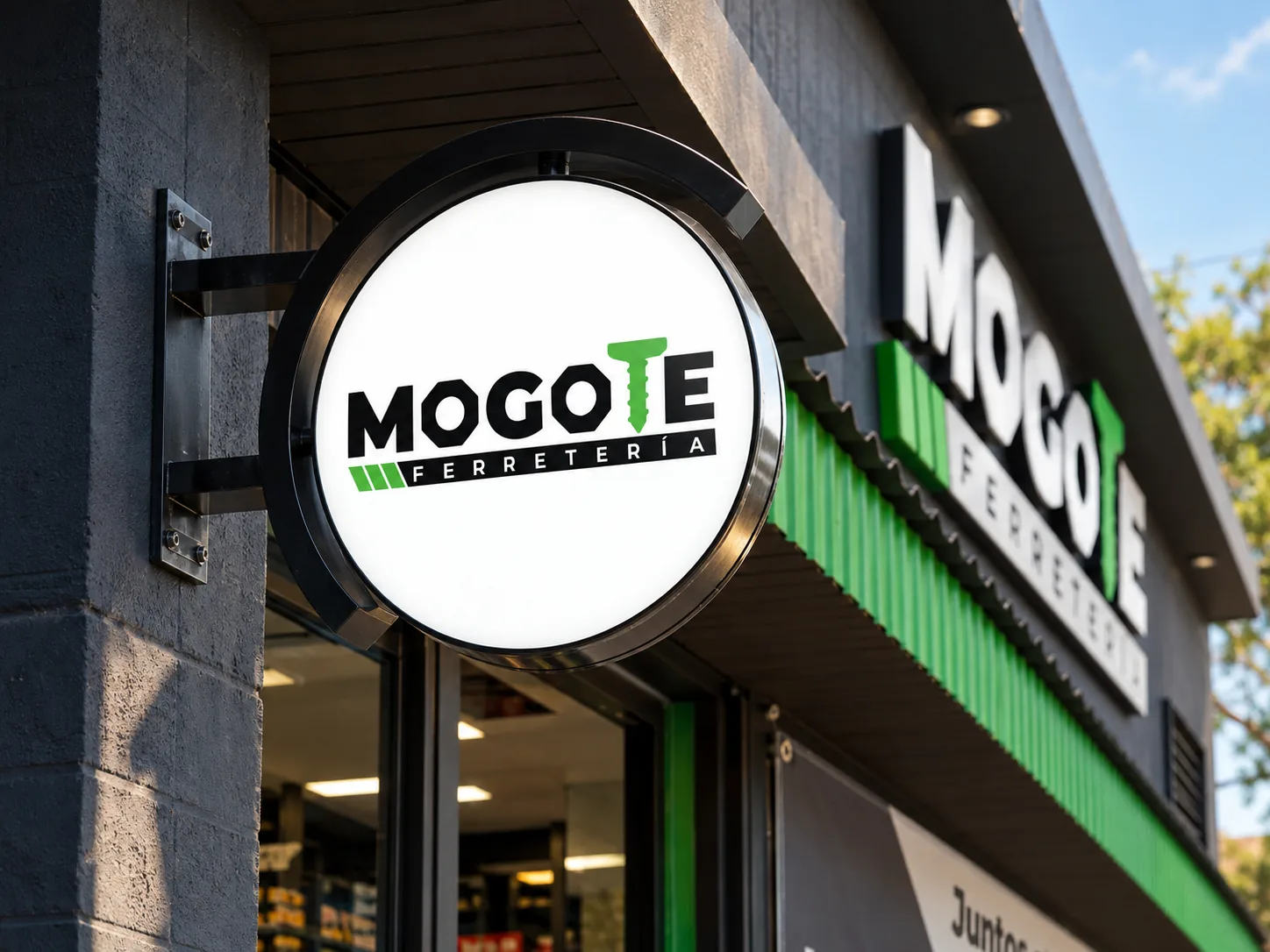 El letrero redondo de MOGOTE en la fachada negra de la tienda