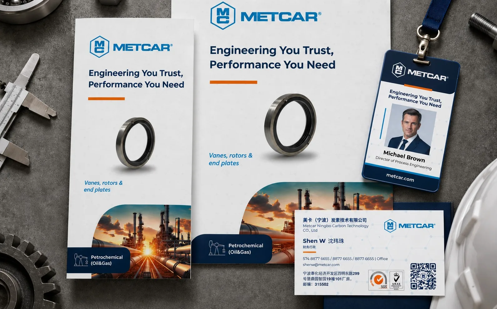 Folletos, gafete y tarjeta de presentación de Metcar sobre una mesa de taller